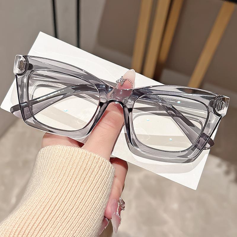 Fashionable and retro small square anti-blue light glasses, a fashionable item, are a flat light lens for street photography