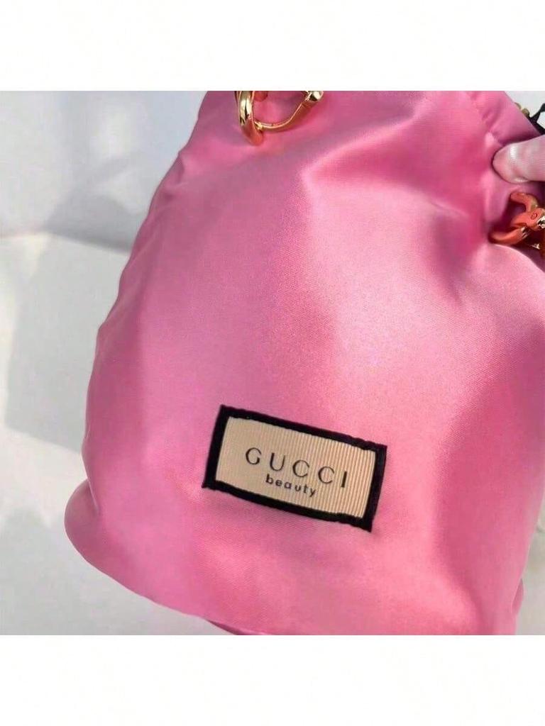 Eine tonnenförmige Make-up-Tasche mit einem dunkelgrünen Bambusgriff - Dies ist eine Kosmetikaufbewahrungsbox in großer Größe.