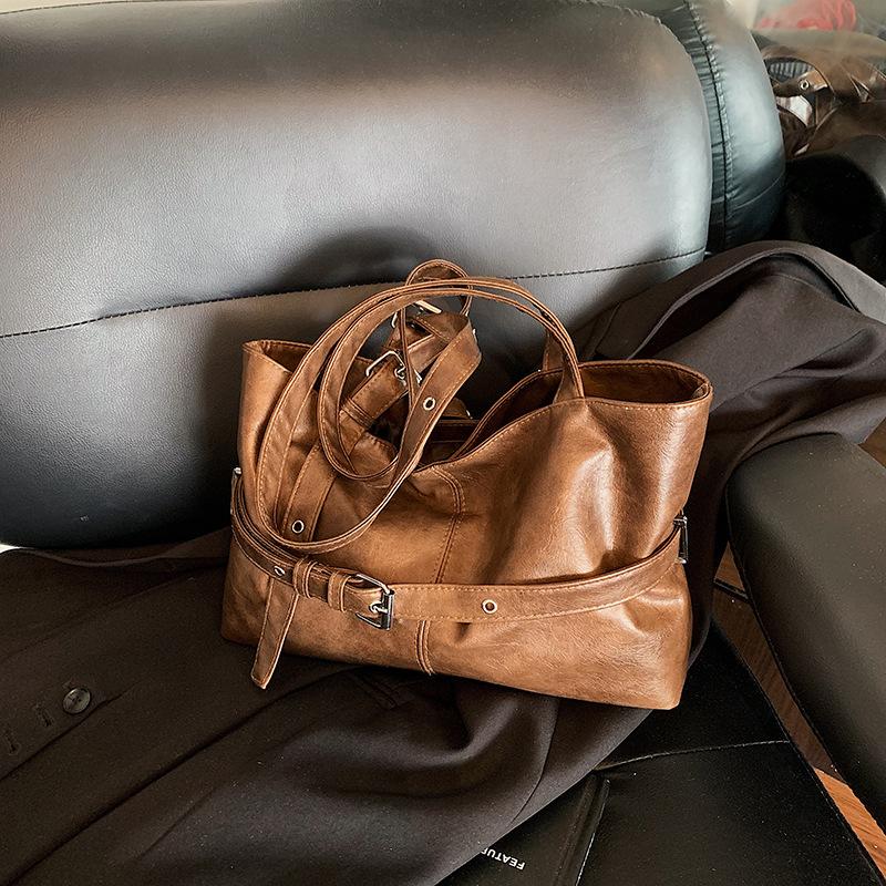 

Женская сумка Lazy wind осень новая мягкая кожа большая вместимость модная с декоративным ремнем сумка-мессенджер для通勤 коричневый