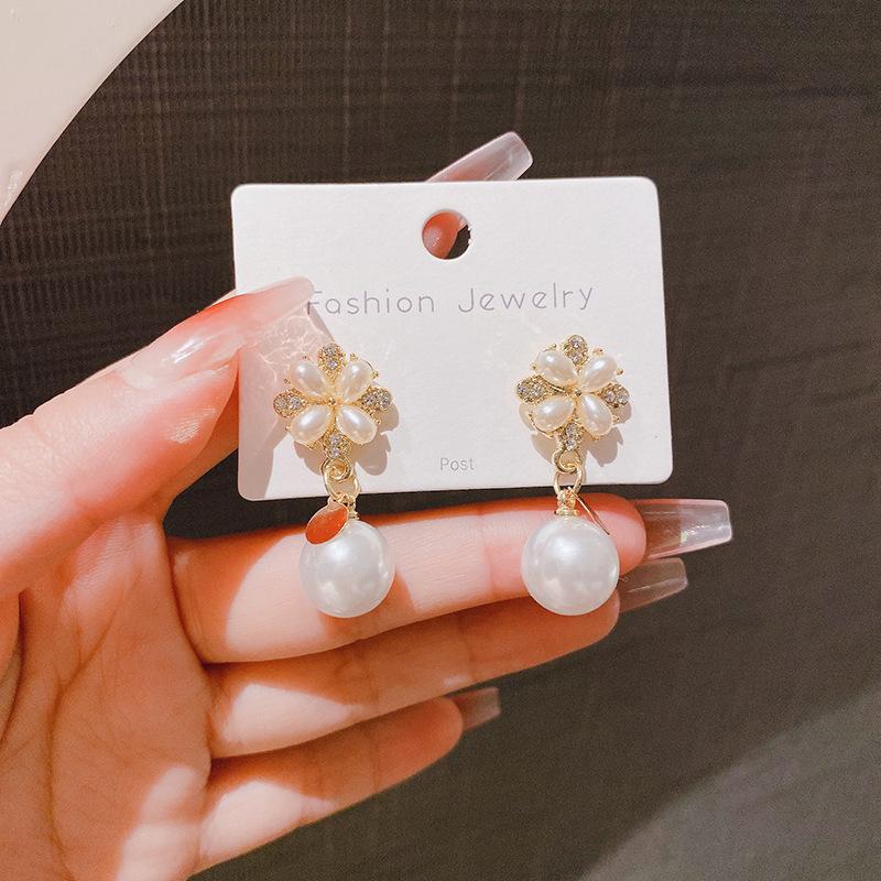Orecchini alla moda con frange, lussuosi e sofisticati, dal fascino elegante. Lunghi Orecchini di Perle per uno Stile Versatile e Raffinato.