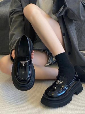 Slipper Damen Frühling 2025 neue modische Retro vielseitige High-End dicksohlige rutschfeste eckige kleine Lederschuhe Tide