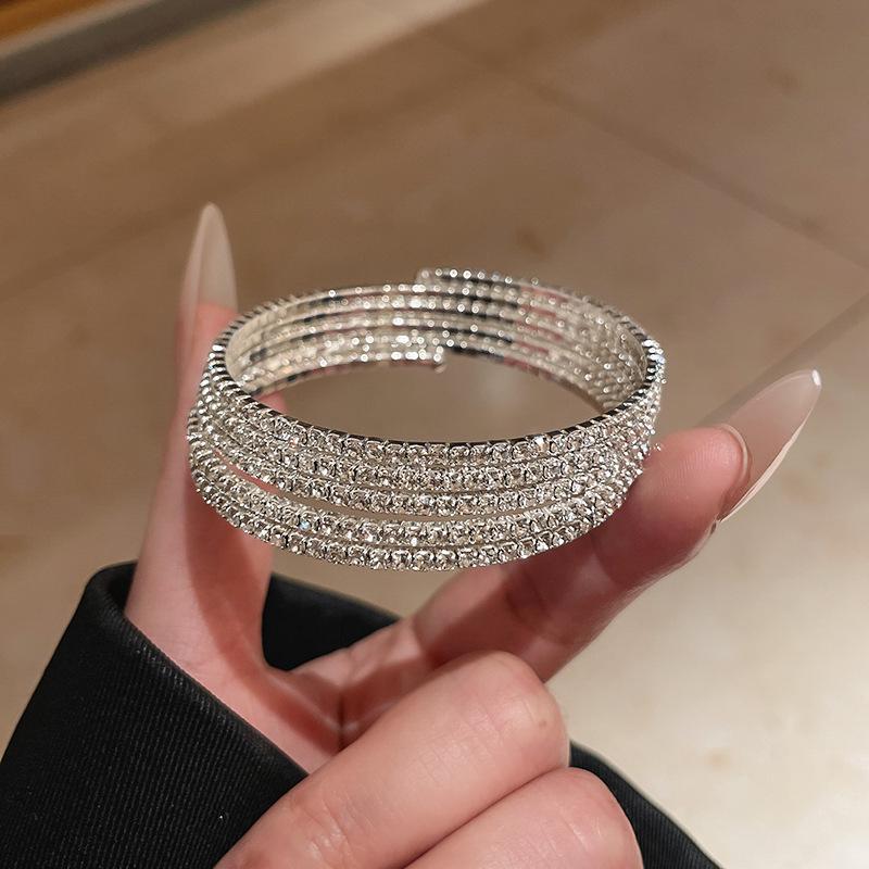 Elegantes Zirkon Buchstaben Blumen Armband: Hochwertiger vielseitiger Armreif für Damen