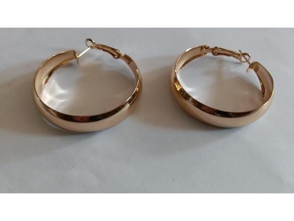 Elegant Gold Glossy C-shaped Geometric Stud Earrings