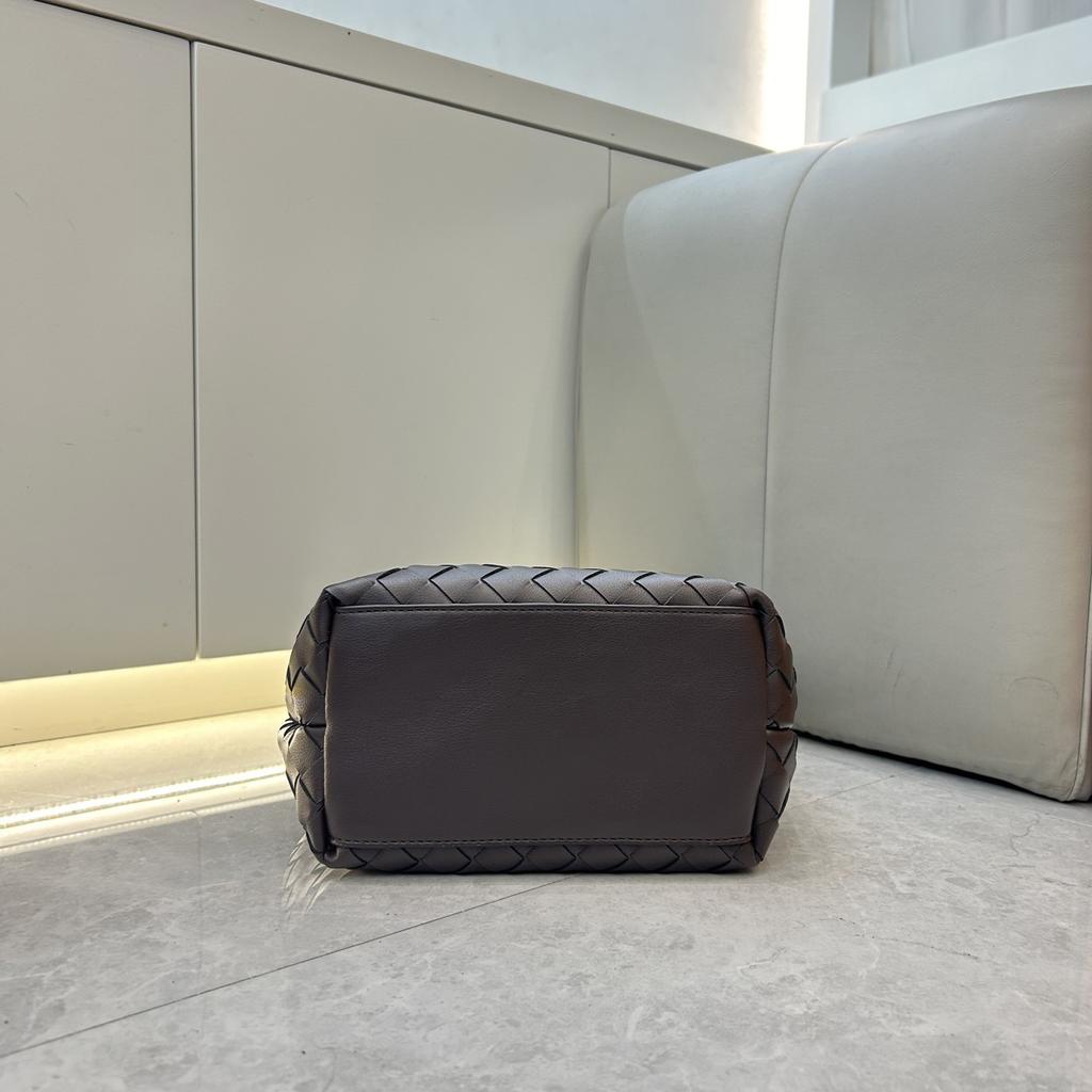 Cross-border handmade cowhide woven bag large-capacity messenger bag niche bucket bag portable women's bag single shoulder messenger bag