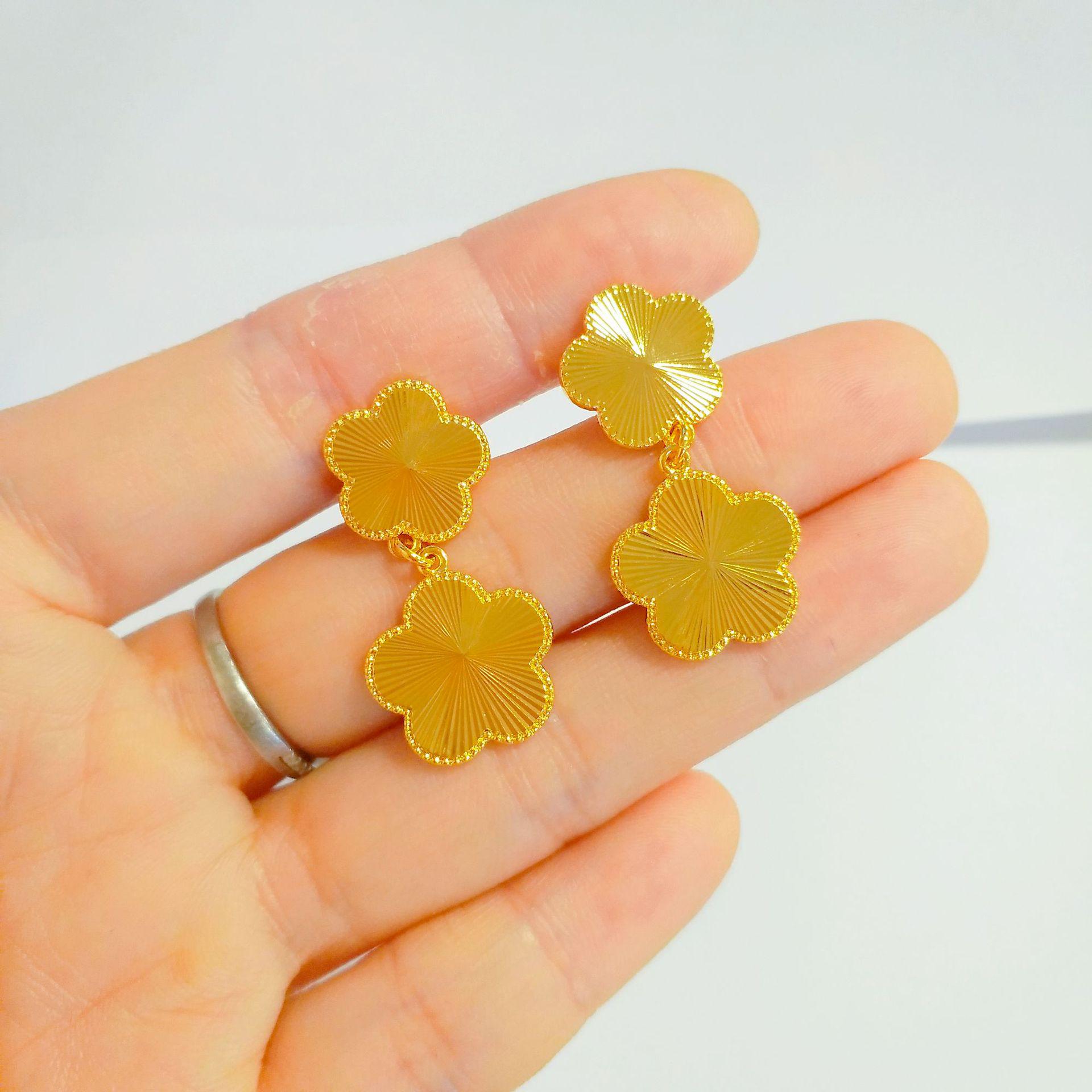 

Vietnam Sand Gold Flower Necklace & Earring Set: Gold-Plated Copper Jewelry for Ladies