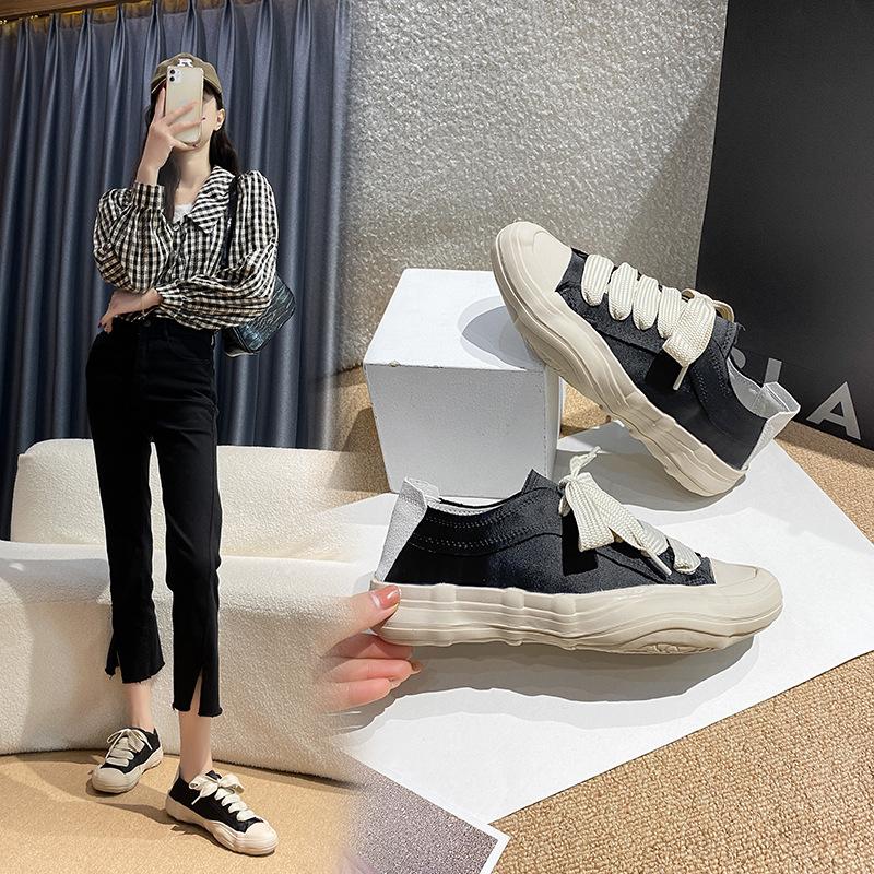 

Туфли из шелка и атласа. Маленькие белые туфли. Повседневная обувь. Женские летние туфли на плоской подошве. Дизайнерская ниша. Универсальная парусиновая обувь.