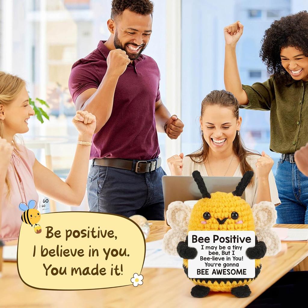 Lustige handgemachte gestrickte Bienenpuppe mit positiver Karte Heimzimmerdekoration Häkelwolle Garn Biene Desktop Ornament Weihnachtsgeschenke