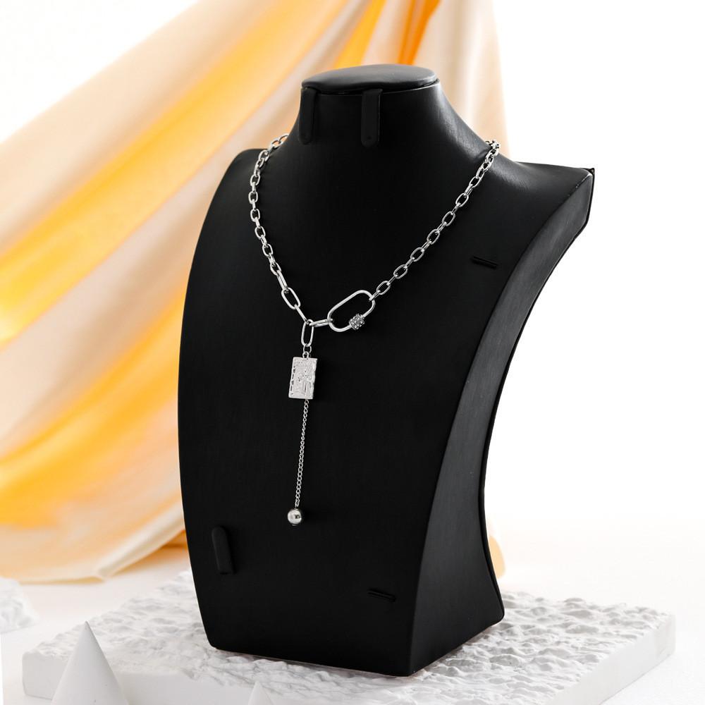 Elegante Silberne Geometrische Anhänger Halskette Mit Kreativem Anhänger Für Modische Frauen