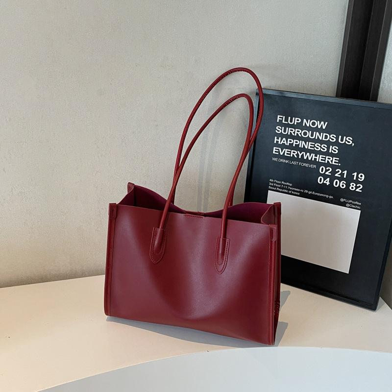 

Large-capacity commuter portable tote bag 2025 autumn new child and mother bag fashionable commuter texture shoulder armpit bag бордовый