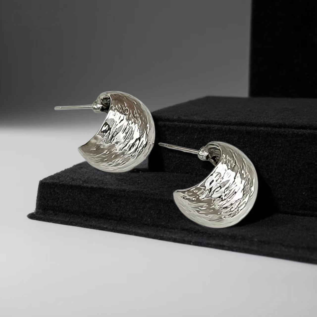 

Pleated C-Shaped Stud Earrings: Light Luxury, Versatile, High-End Fashion Jewelry. срібний