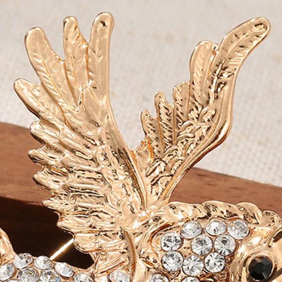 Flying Horse Brooch Rhinestone Winged Horse Lapel Pin Sparkling Retro Horse Brooch Pin Outfit Accessory for Sweaters Hats Coats