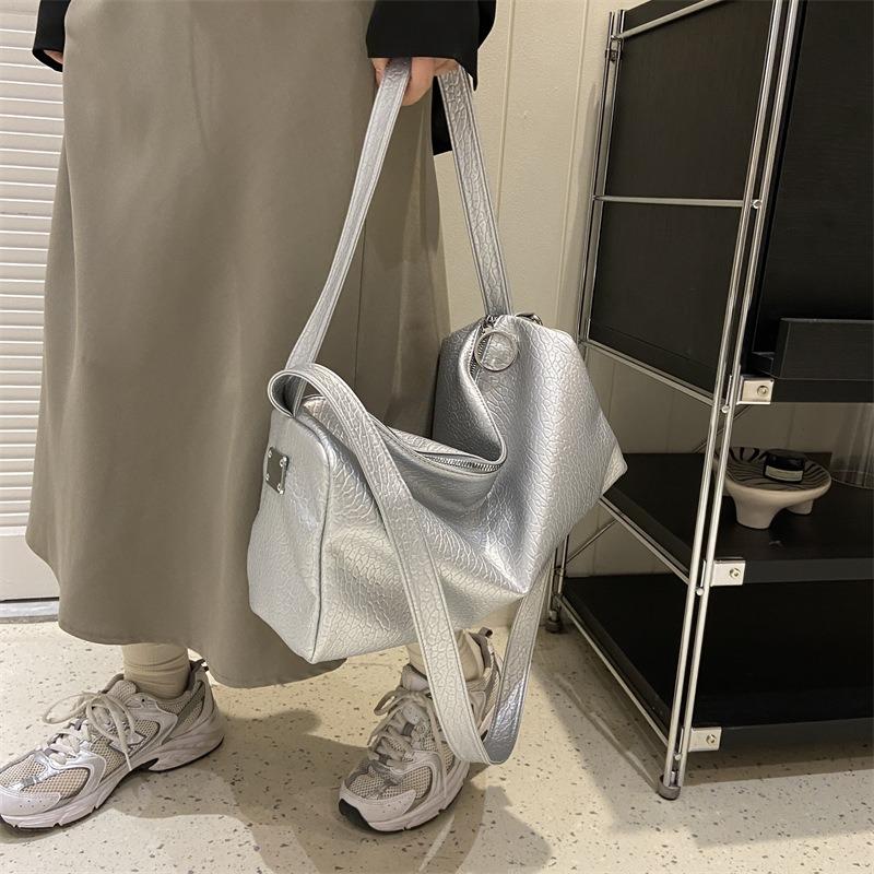 Large-capacity bag women's new summer versatile shoulder messenger bag is now popular textured commuter pillow bag