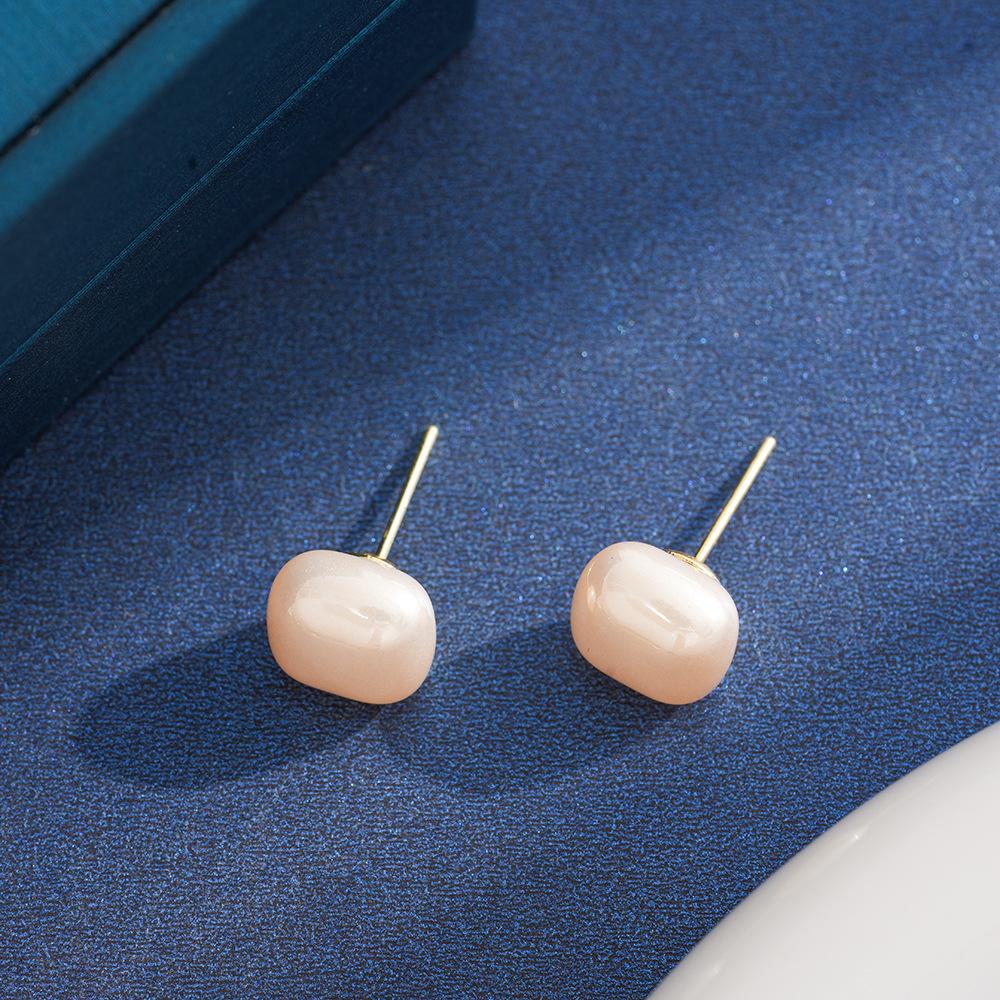 Square Sugar Temperament Faux Pearl Stud Earrings - Light Luxury and Versatile Fashion Accessory.