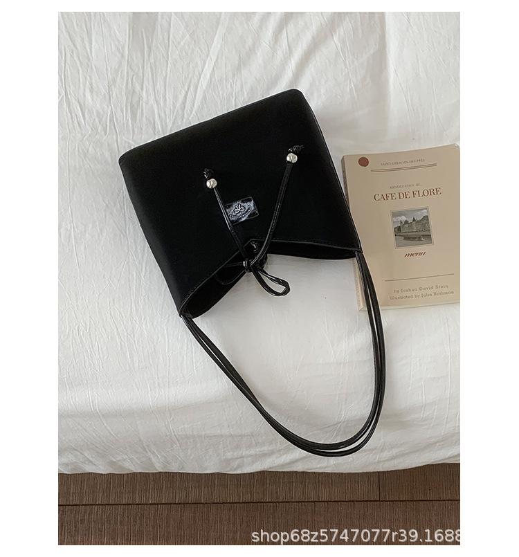 

Korean version niche design underarm tote bag women s summer 2025 new women s retro red portable shoulder bag чорний