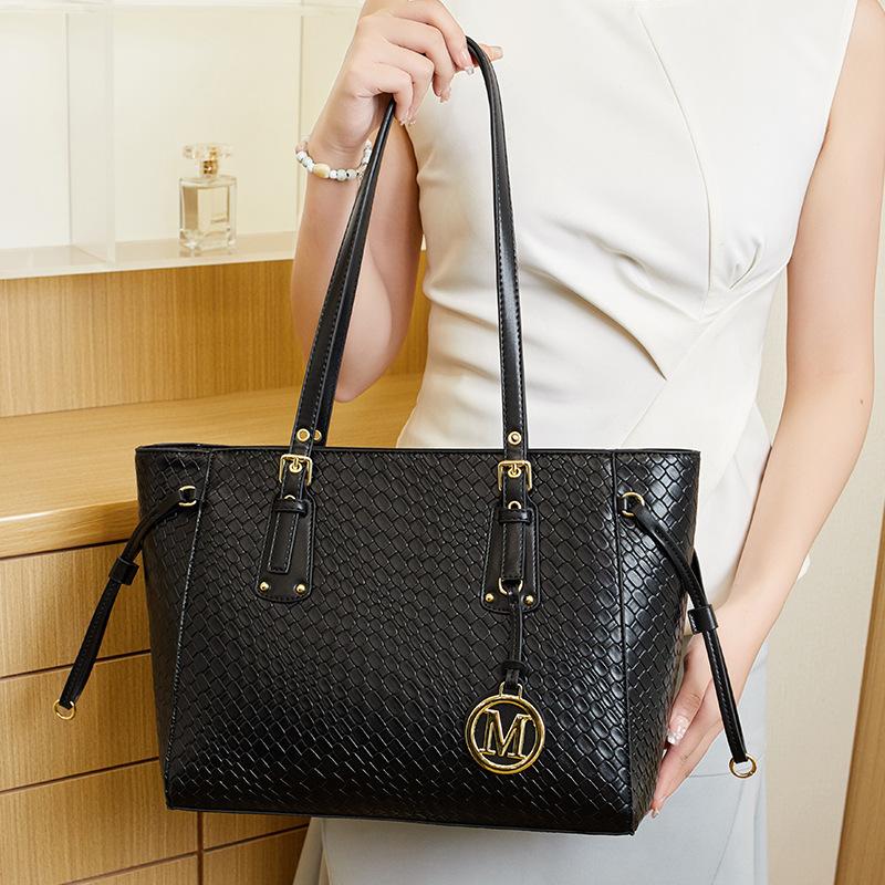 

Popular large-capacity handbag women s new summer shoulder bag texture versatile commuter tote bag чёрный