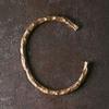 Bracciale unisex con texture martellata retrò e apertura, bracciale minimalista vintage per uomo e donna, design semplice e trendy