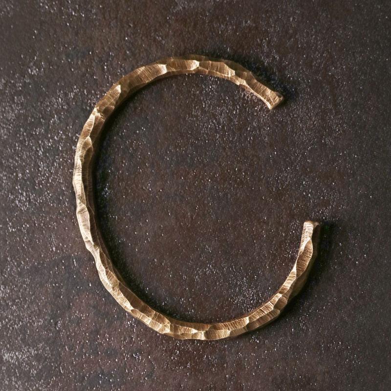 Bracciale unisex con texture martellata retrò e apertura, bracciale minimalista vintage per uomo e donna, design semplice e trendy