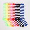 Sagseuei [Paquete de 2] Calcetines Altos Rayados Fluorescentes Neón Arcoíris 9 Colores