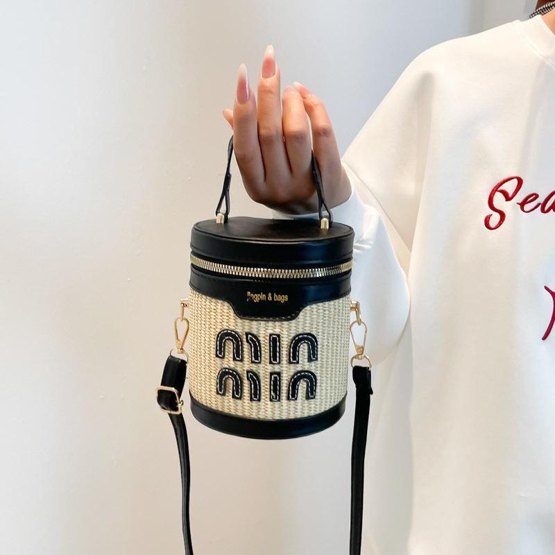 

Versatile niche design sense foreign style bucket bag femininity letter printing fashion high-end new messenger bag чёрный