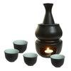 Zestaw ceramiczny do sake z podgrzewaczem. Zawiera 1 szt. Butelkę sake, 4 szt. Kubków do sake, 1 szt. Kubek podgrzewający, 1 szt. Piec do podgrzewania świec.