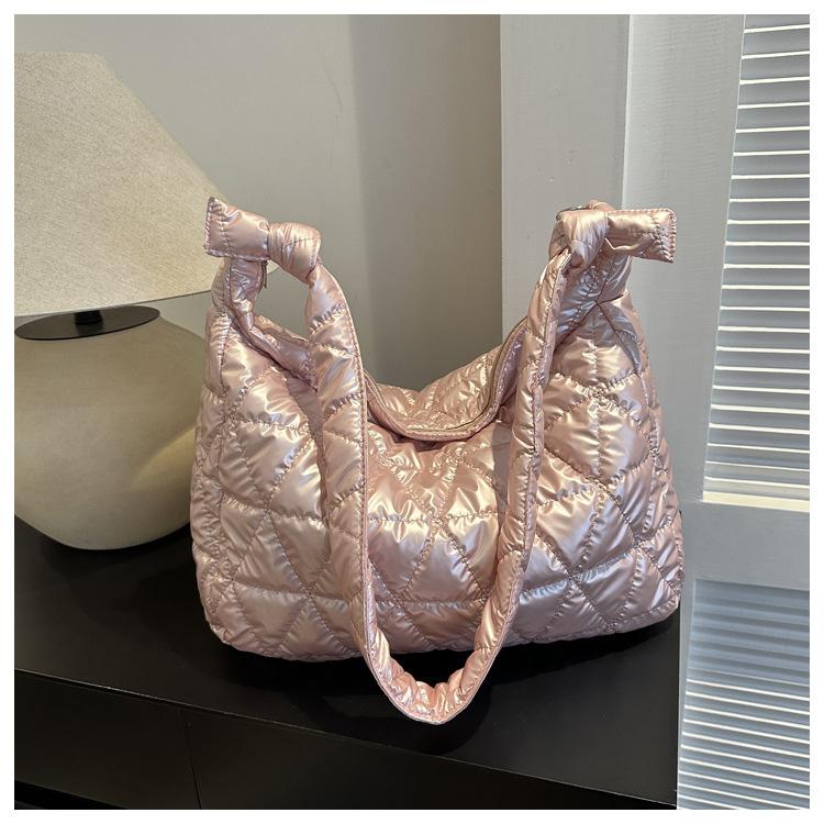 

Популярная в этом году модная сумка интернет-знаменитости большой емкости женская зимняя 2024 новая универсальная корейская версия сумка подмышкой сумка-тоут розовый