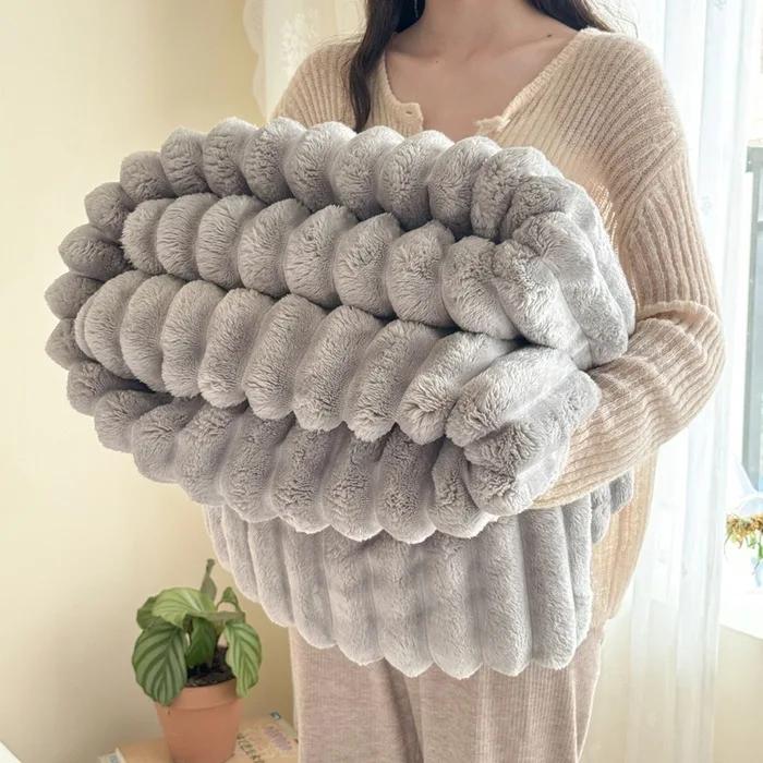 Hot Selling Luxurious Faux Rabbit Fur Throw Blanket Soft Fluffy Lightweight Fleece Winter Blanket Blanket for Office Home Travel