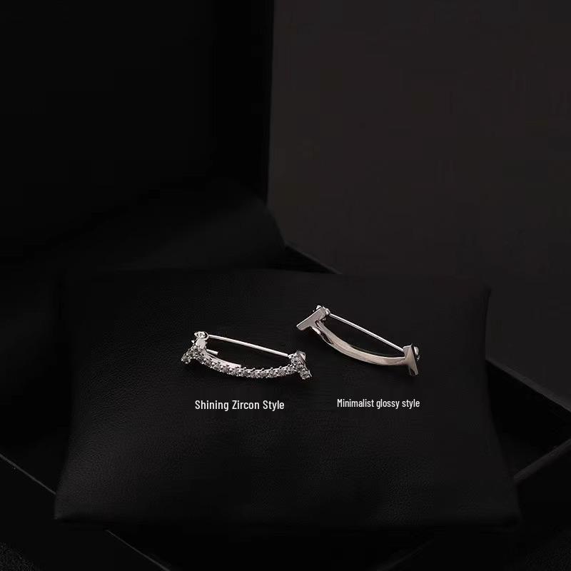 Exquisite Smile Face Brooch - Polished Simple Design for Shirt Collar