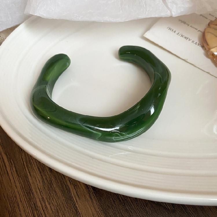 Artistic Gradient Resin Geometric Bangle Elegant Cuff Bracelet Lightweight Stylish Jewelry Unisex Fashion Accessory