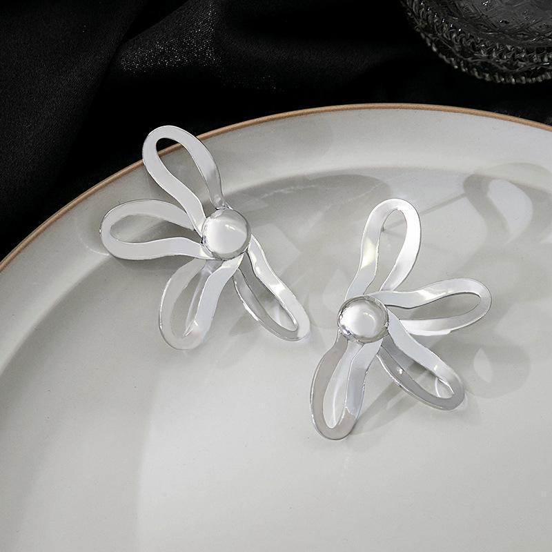 Exaggerated 3D Flower Pearl Earrings: Light Luxury, High-End Metal Style Studs