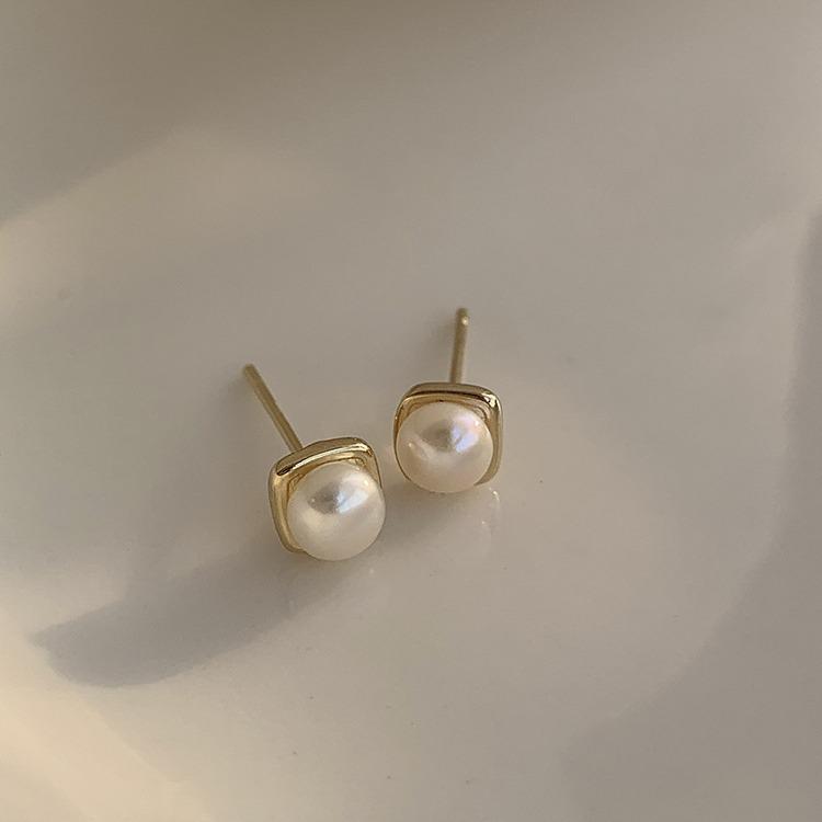 Elegant French Pearl Square Stud Earrings for Women – Chic, Simple, and Versatile Design