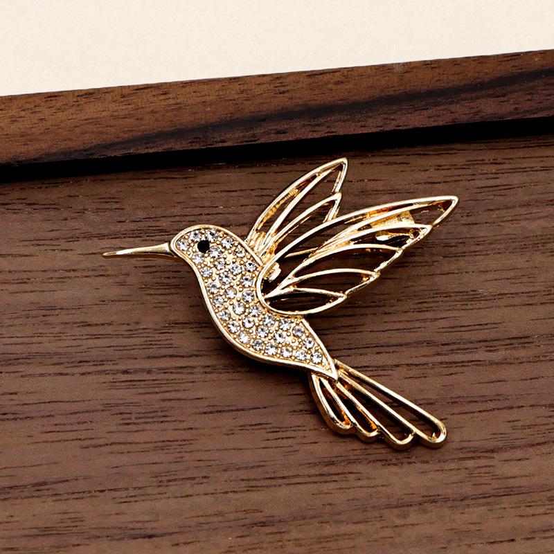Elegant 2026 Hummingbird Rhinestone Brooch – High-End Alloy Animal Lapel Pin