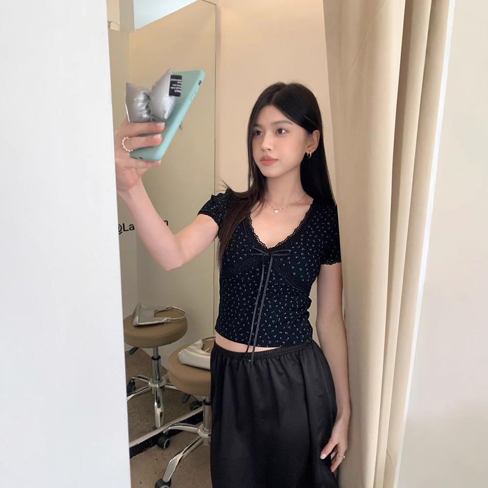 Sommer-T-Shirt für Damen mit V-Ausschnitt und floraler Spitzenborte