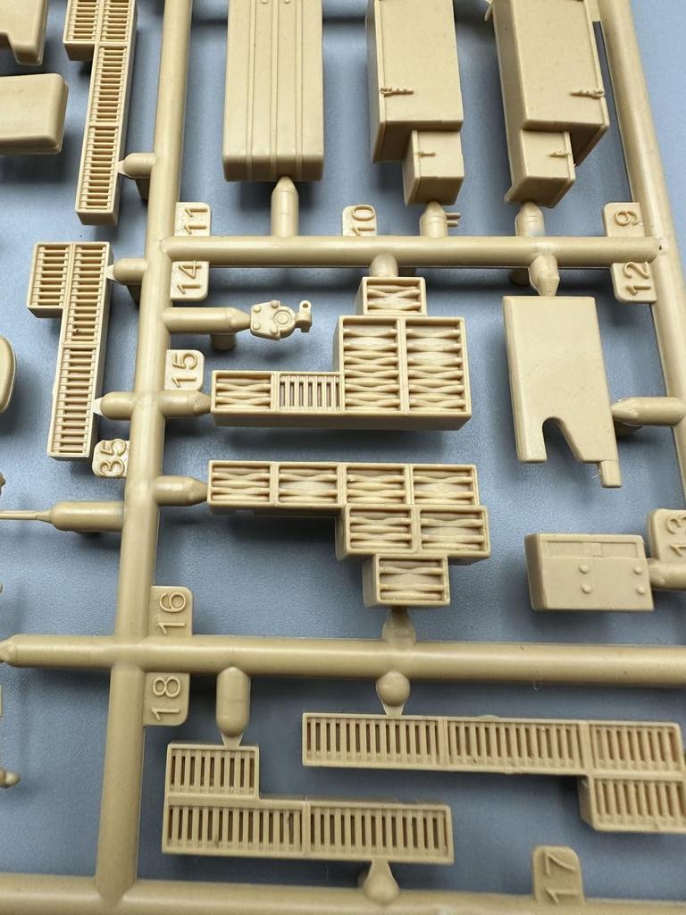 Lanmo Models Italian Autoblinda AB40 Armored Reconnaissance Vehicle Plastic Model Kit 1/35 LANMM-35006