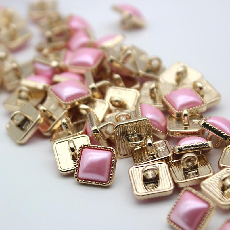 Čtvercový taiwanský diamantový kovový knoflík Koš Vlněný kardigan Dekorativní doplňek Knoflík