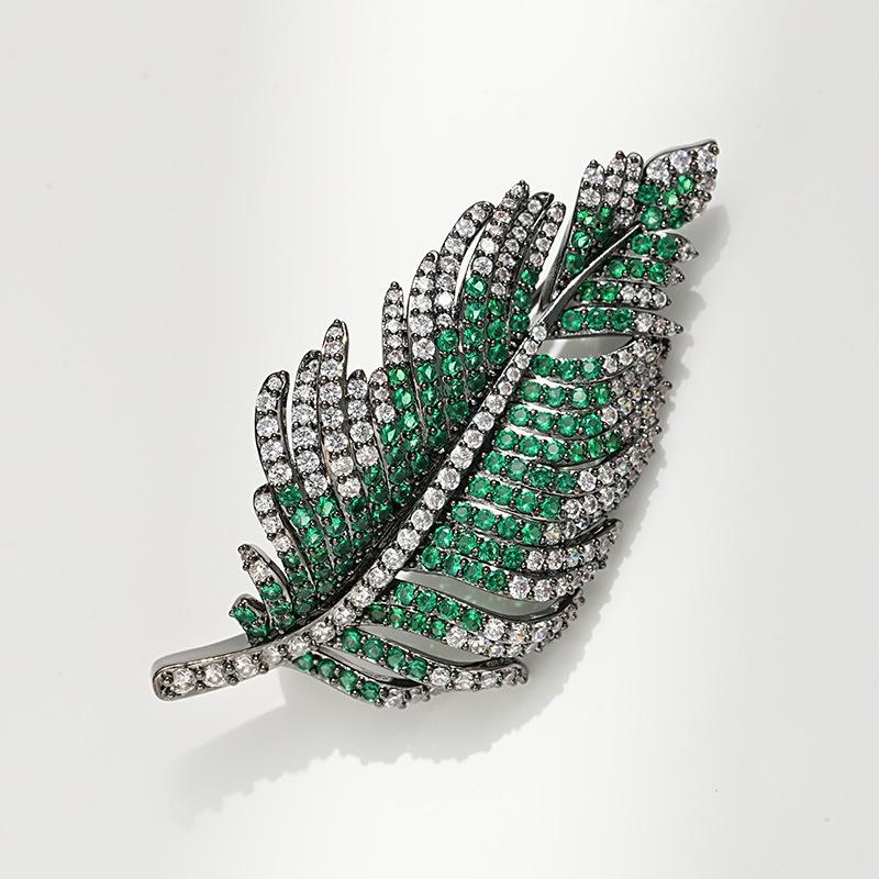 Bo Xin Yun Elegant Emerald Gradient Maple Leaf Brooch - Unique Suit Jacket Accessory