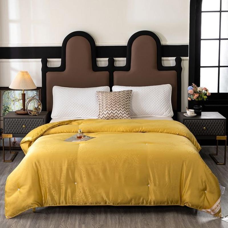 

Новое атласное жаккардовое шелковое одеяло — это высококачественное, приятное для кожи и комфортное изделие, которое можно использовать в любое время года, осенью и зимой. 150x200cm 2kg жёлтый