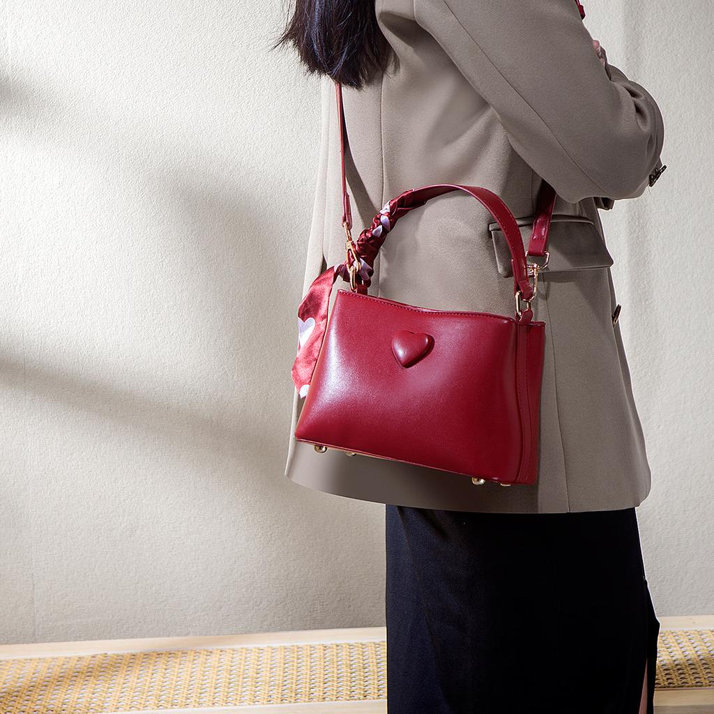 A Niche Hand-held Red Wedding Bag for Brides, A Heart-shaped Commuting Crossbody Single-shoulder Bag for Women