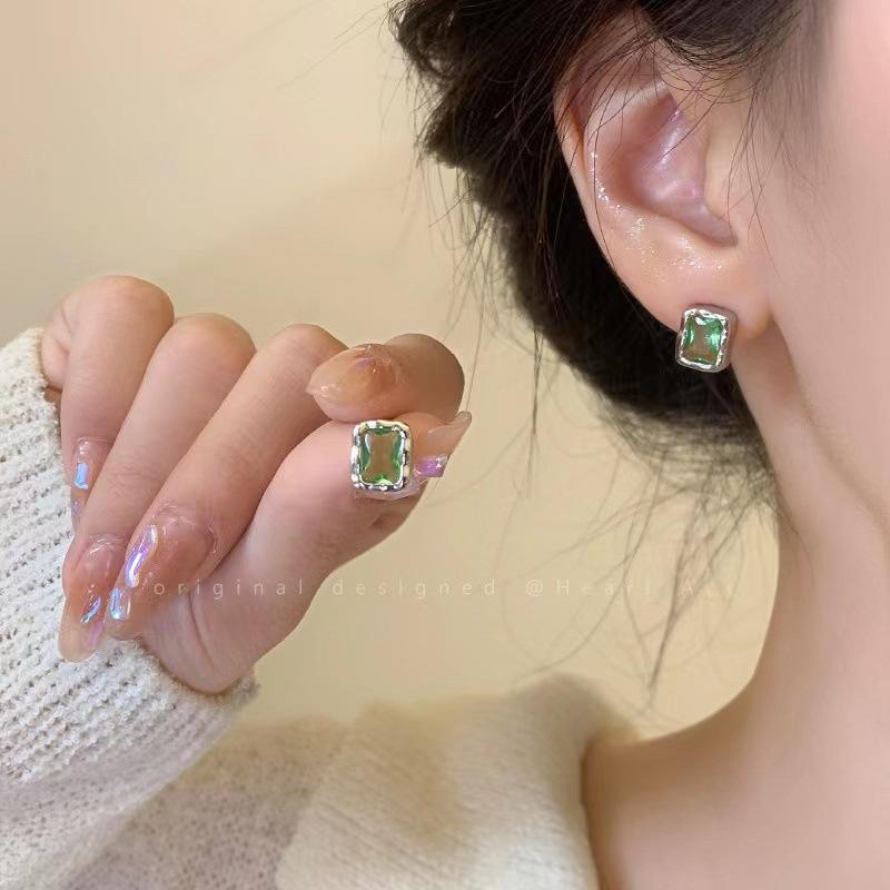 Sweet and cool girl~ Light luxury high-end butterfly earrings New year's trendy cold wind sweet stud earrings and ear jewelry