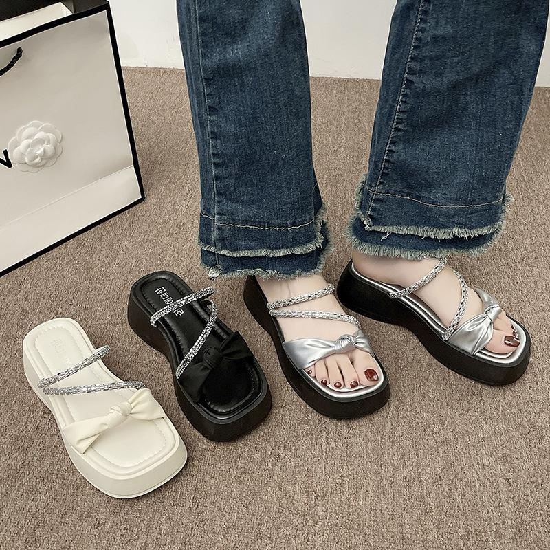 Schöne Hausschuhe Damen Sommerbekleidung Mode und High-End-Sinn neues Temperament Strass dicksohlige Strand coole Hausschuhe