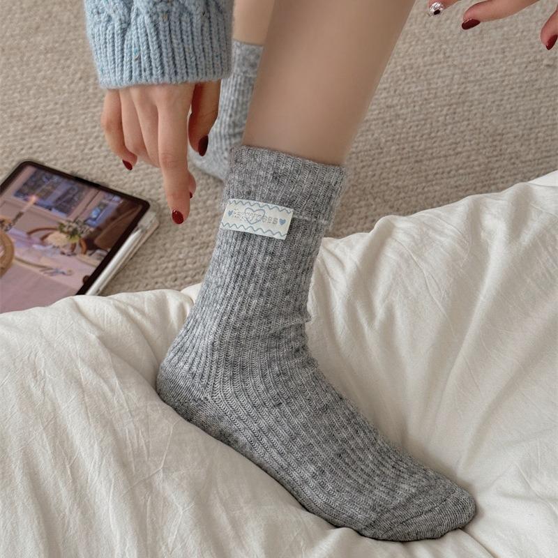 Woll-Mittelwadensocken für Herbst und Winter, sanft, leicht und warm. Fransiges Stoffetikett, Süß und Vielseitig. Fleece und verdickte Socken für Damen