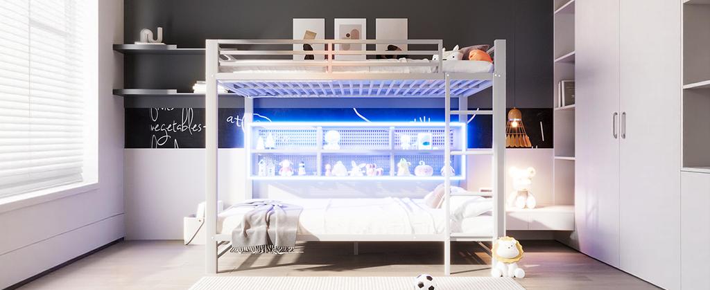 140x200 emeletes ágy tárolószekrényekkel és LED világítással, Fehér