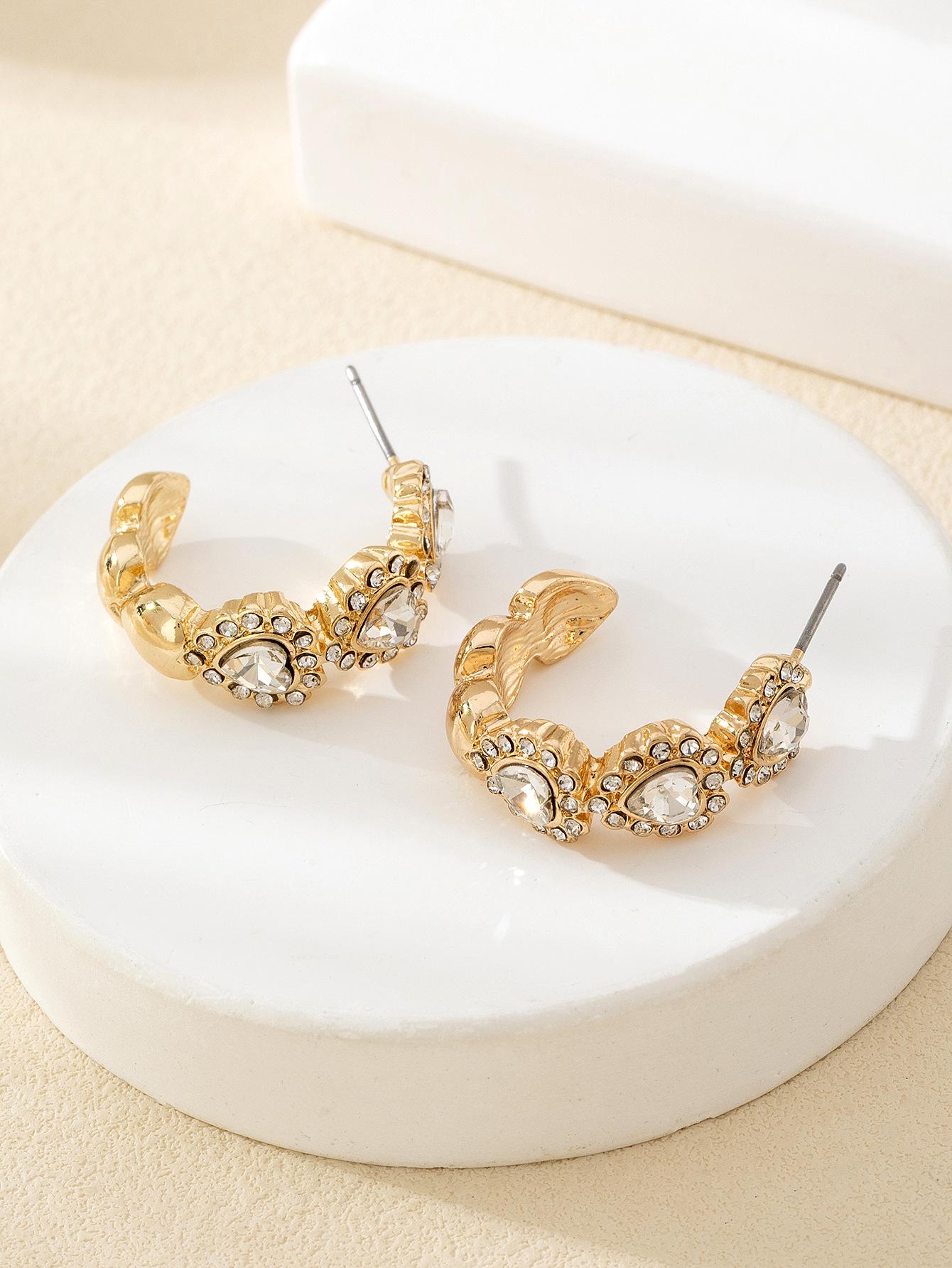 Trendy Heart & C-Shaped Diamond Earrings: Elegant Open Design for Women золотой