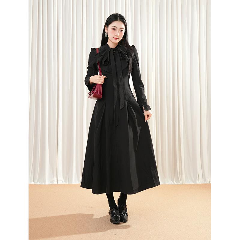 Hepburn Style Black Waist-Defining Gothic Long Dress with Peter Pan Collar