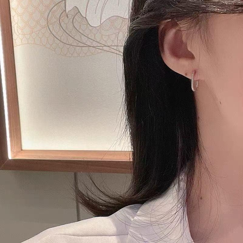 Manchettes d'oreille géométriques style coréen en forme de U incrustées de diamants: Boucles d'oreilles mode femme Été 2025
