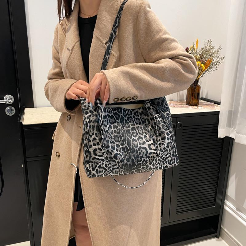 And Chic Spacious Crossbody Bag With Trendy Leopard Print And Durable Pu Material For Outings Casual