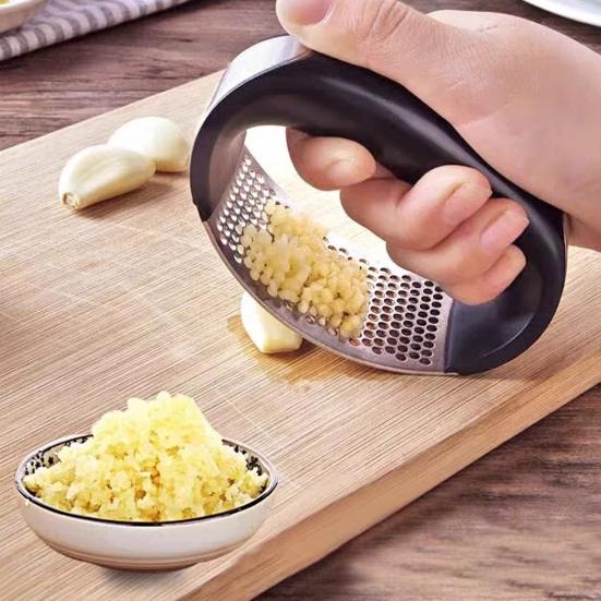 Lis na česnek z nerezové oceli s ergonomickou kroužkovou rukojetí Odolný ruční mlýnek na zázvor a česnek Snadno čistitelný Nezbytný kuchyňský nástroj pro domácí vaření