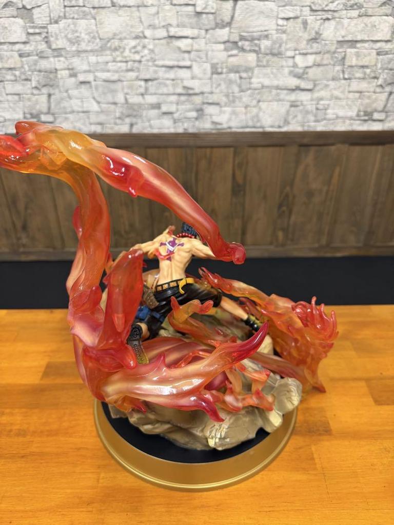 [USED] One Piece figure with flame effect