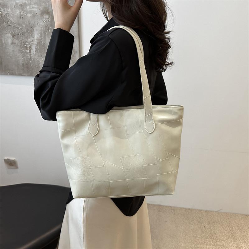 Elegant And Spacious Pu Tote Bag For Women Modern Urban Minimalist Style Perfect For Daily Use