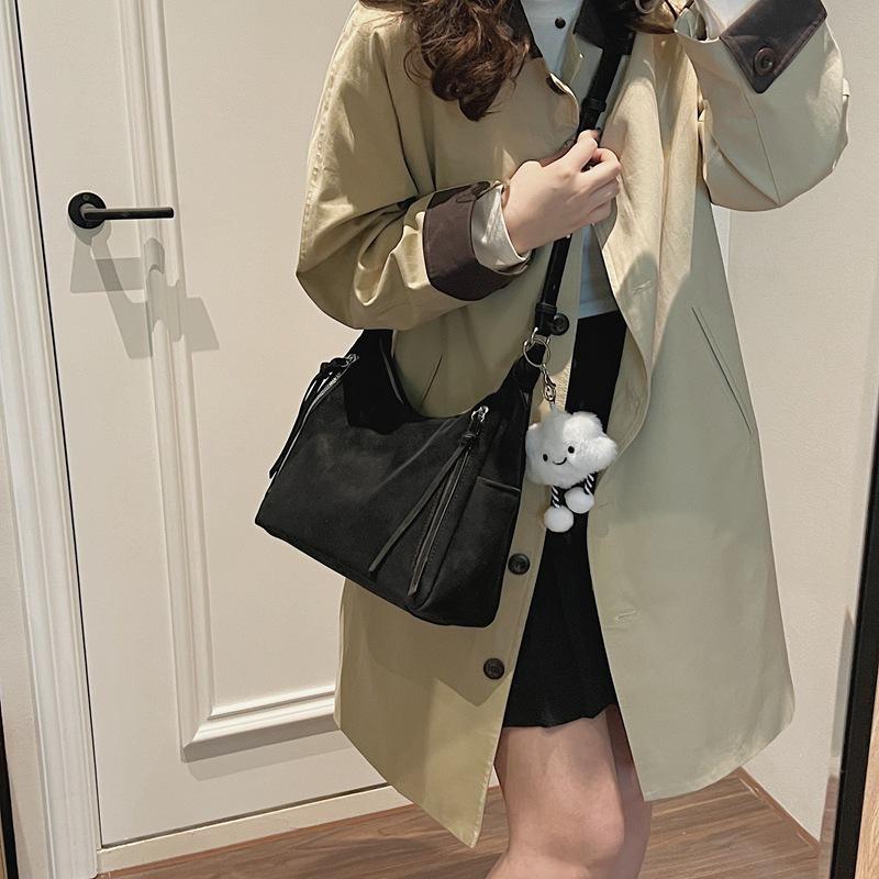 2024 Retro Large-Capacity Women's Contrast Color Shoulder Bag - Autumn/Winter Commuter Pillow Messenger