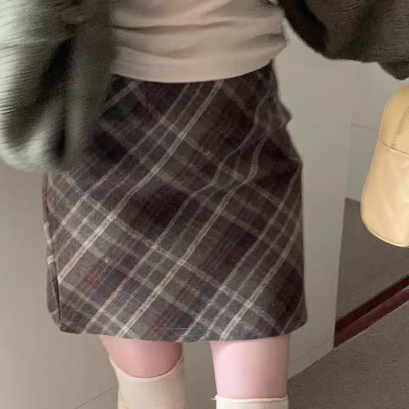 Plus Size Retro Plaid Woolen A-line Skirt for Pear-Shaped Women - Hip-Covering, Slimming Short Skirt for Autumn/Winter
